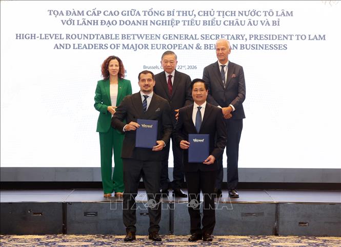 Tổng Bí thư, Chủ tịch nước Tô Lâm chứng kiến trao thoả thuận hợp tác giữa các doanh nghiệp. Ảnh: Thống Nhất – TTXVN