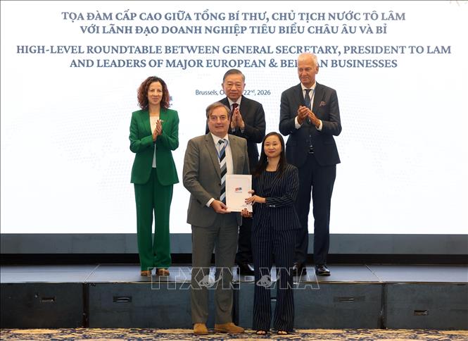 Tổng Bí thư, Chủ tịch nước Tô Lâm chứng kiến trao thoả thuận hợp tác giữa các doanh nghiệp. Ảnh: Thống Nhất – TTXVN