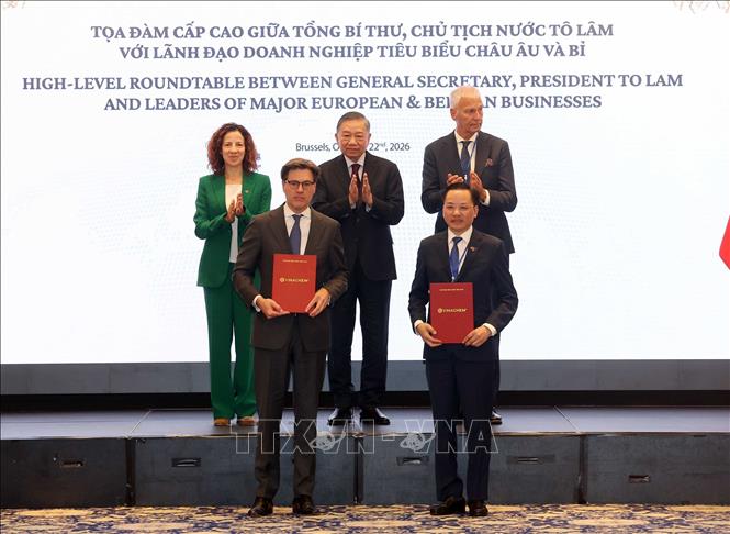 Tổng Bí thư, Chủ tịch nước Tô Lâm chứng kiến trao thoả thuận hợp tác giữa các doanh nghiệp. Ảnh: Thống Nhất – TTXVN