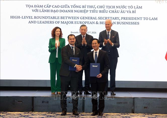 Tổng Bí thư, Chủ tịch nước Tô Lâm chứng kiến trao thoả thuận hợp tác giữa các doanh nghiệp. Ảnh: Thống Nhất – TTXVN