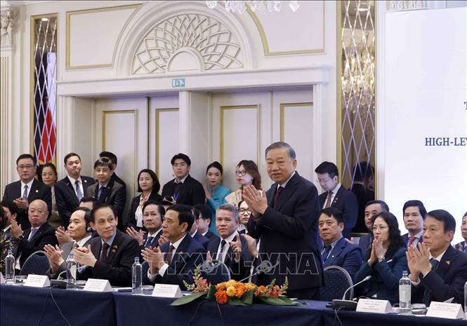 Tổng Bí thư, Chủ tịch nước Tô Lâm và các đại biểu tham dự Tọa đàm với lãnh đạo doanh nghiệp tiêu biểu châu Âu và Bỉ. Ảnh: Thống Nhất – TTXVN