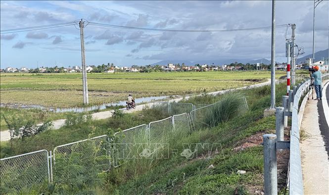 Tuyến đường gom dân sinh xung quanh cao tốc (thuộc phường Đông Hòa) được xây dựng giúp người dân đi lại và sản xuất. Ảnh: Tường Quân - TTXVN