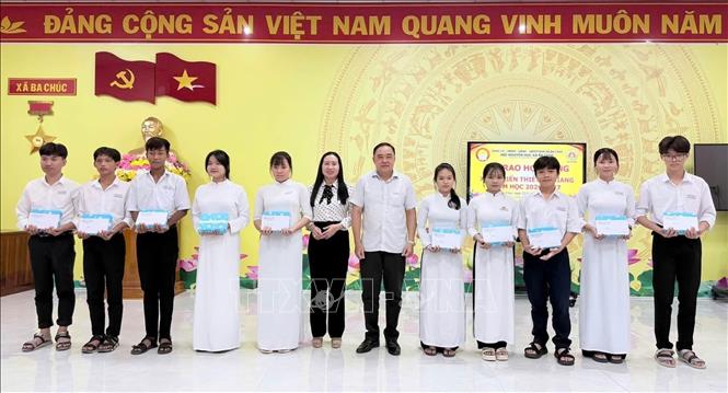 Lãnh đạo xã Ba Chúc, An Giang trao học bổng “Tiếp bước đến trường” cho   học sinh có hoàn cảnh khó khăn, nỗ lực vươn lên trong học tập. Ảnh: Thanh Sang – TTXVN