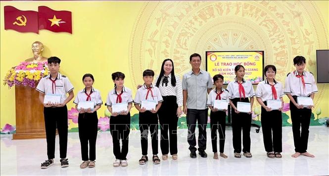 Lãnh đạo xã Ba Chúc, An Giang trao học bổng, động viên học sinh vượt khó, vươn lên trong học tập. Ảnh: Thanh Sang – TTXVN
