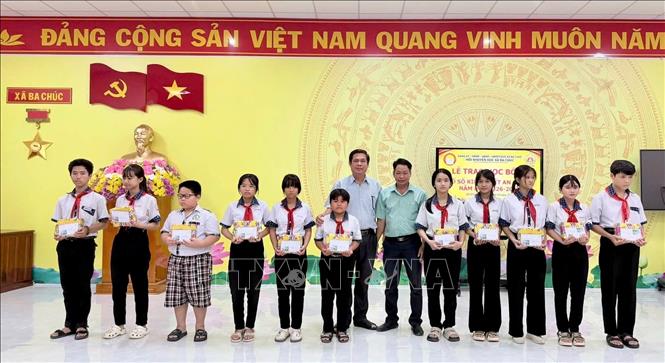 Những suất học bổng góp phần tiếp thêm động lực để học sinh có hoàn cảnh khó khăn tại xã Ba Chúc, An Giang tiếp tục đến trường. Ảnh: Thanh Sang – TTXVN