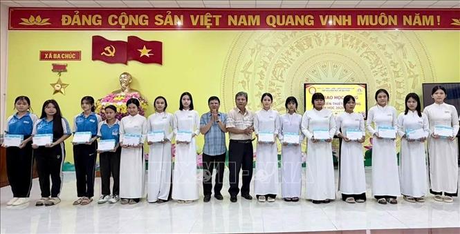 Lãnh đạo xã Ba Chúc, An Giang trao học bổng “Tiếp bước đến trường” cho học sinh có hoàn cảnh khó khăn, nỗ lực vươn lên trong học tập. Ảnh: Thanh Sang – TTXVN