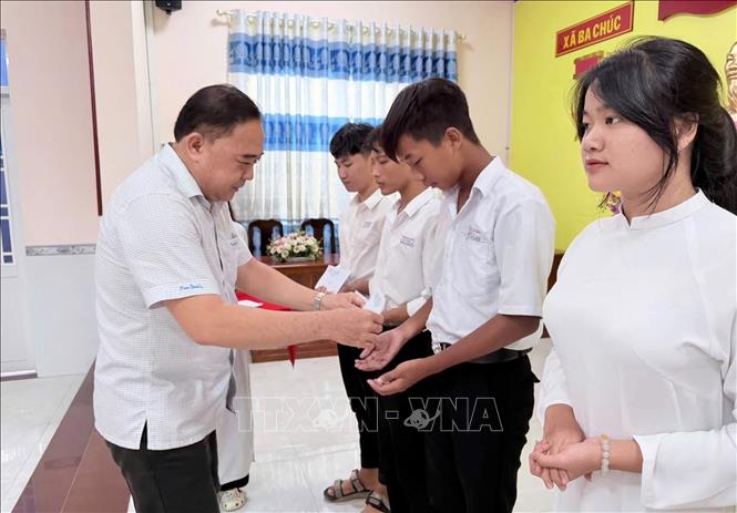 Lãnh đạo xã Ba Chúc, An Giang trao học bổng, động viên học sinh vượt khó, vươn lên trong học tập. Ảnh: Thanh Sang – TTXVN