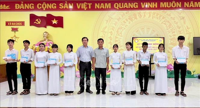 Lãnh đạo xã Ba Chúc, An Giang trao học bổng “Tiếp bước đến trường” cho học sinh có hoàn cảnh khó khăn, nỗ lực vươn lên trong học tập. Ảnh: Thanh Sang – TTXVN