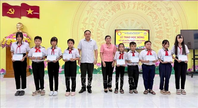 Lãnh đạo xã Ba Chúc, An Giang trao học bổng “Tiếp bước đến trường” cho học sinh có hoàn cảnh khó khăn, nỗ lực vươn lên trong học tập. Ảnh: Thanh Sang – TTXVN