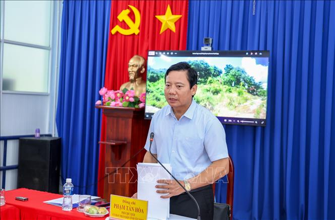 Phó Chủ tịch UBND tỉnh Tây Ninh Phạm Tấn Hòa phát biểu kết luận tại buổi làm việc với Ban Quản lý Khu du lịch quốc gia Núi Bà Đen. Ảnh: Giang Phương - TTXVN