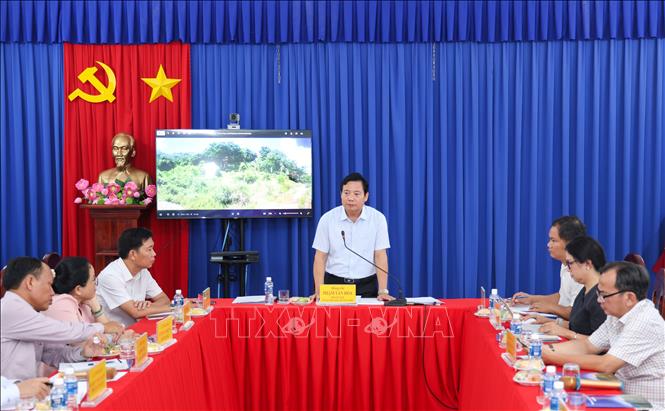 Phó Chủ tịch UBND tỉnh Tây Ninh Phạm Tấn Hòa yêu cầu các đơn vị liên quan tăng cường phối hợp, đẩy mạnh ứng dụng công nghệ số, nâng cao hiệu quả quản lý và phát triển Khu du lịch quốc gia Núi Bà Đen. Ảnh: Giang Phương - TTXVN