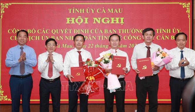 Lãnh đạo Tỉnh ủy, UBND tỉnh Cà Mau trao các quyết định của Ban Thường vụ Tỉnh ủy về công tác cán bộ. Ảnh: Huỳnh Anh - TTXVN