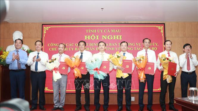 Lãnh đạo Tỉnh ủy, UBND tỉnh Cà Mau trao các quyết định của Ban Thường vụ Tỉnh ủy về công tác cán bộ. Ảnh: Huỳnh Anh - TTXVN