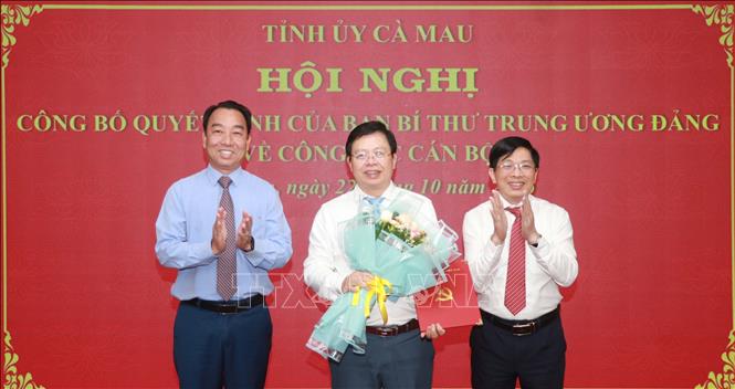 Lãnh đạo Tỉnh ủy, UBND tỉnh Cà Mau trao quyết định và tặng hoa chúc mừng đồng chí Nguyễn Văn Nguyên, Giám đốc Sở Giáo dục và Đào tạo được Ban Bí thư Trung ương Đảng chỉ định tham gia Ban Chấp hành Đảng bộ tỉnh Cà Mau, nhiệm kỳ 2025 – 2030. Ảnh: Huỳnh Anh - TTXVN
