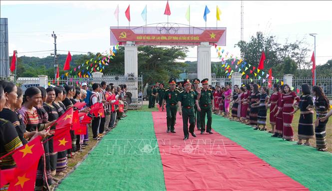 Bà con thôn Giang Lố 1 chào đón các đại biểu đến mừng Nhà rông mới. Ảnh: Dư Toán - TTXVN