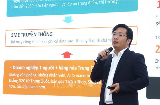 Ông Trịnh Văn Phương, Đồng sáng lập kiêm Tổng Giám đốc Click AI trình bày tại hội nghị. Ảnh: Hứa Chung – TTXVN 