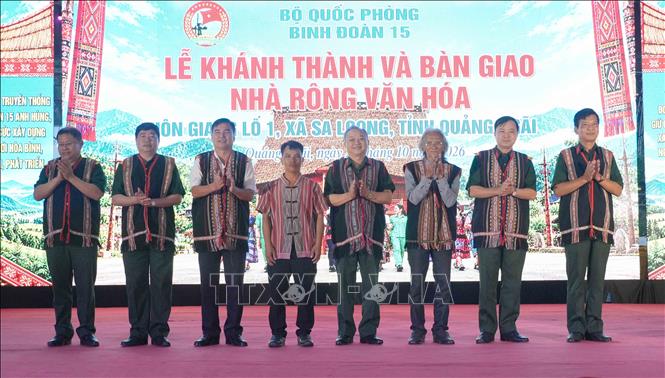 Người dân thôn Giang Lố 1 tặng áo thổ cẩm cho các cán bộ, lãnh đạo Binh đoàn 15, Binh đoàn 20. Ảnh: Dư Toán - TTXVN