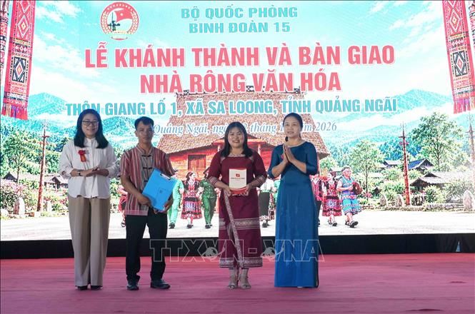 Đại diện Sở Văn hóa, Thể thao và Du lịch tỉnh Quảng Ngãi cùng chính quyền xã Sa Loong tặng quà cho bà con thôn Giang Lố 1. Ảnh: Dư Toán - TTXVN