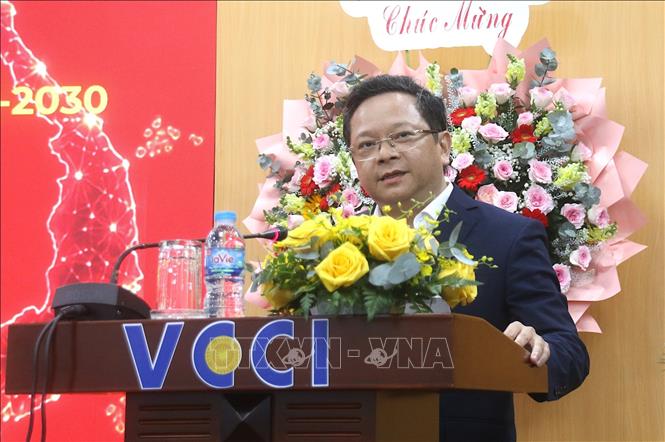 Tiến sĩ Nguyễn Đức Hiển, Phó Trưởng Ban Chính sách, Chiến lược Trung ương đề xuất một số giải pháp tái cấu trúc cho doanh nghiệp trong bối cảnh mới. Ảnh: Hứa Chung – TTXVN 