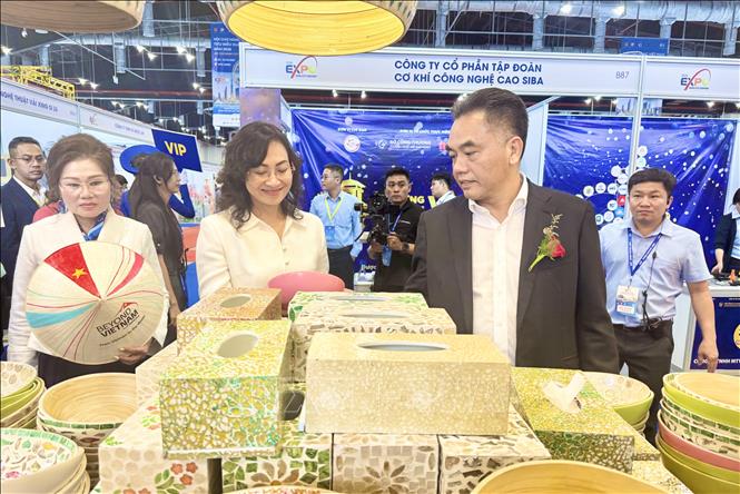 Các đại biểu tham quan gian hàng sản xuất thủ công mỹ nghệ. Ảnh: Hương Giang – TTXVN