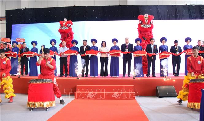 Các đại biểu cắt băng khai mạc Hội chợ. Ảnh: Hương Giang – TTXVN