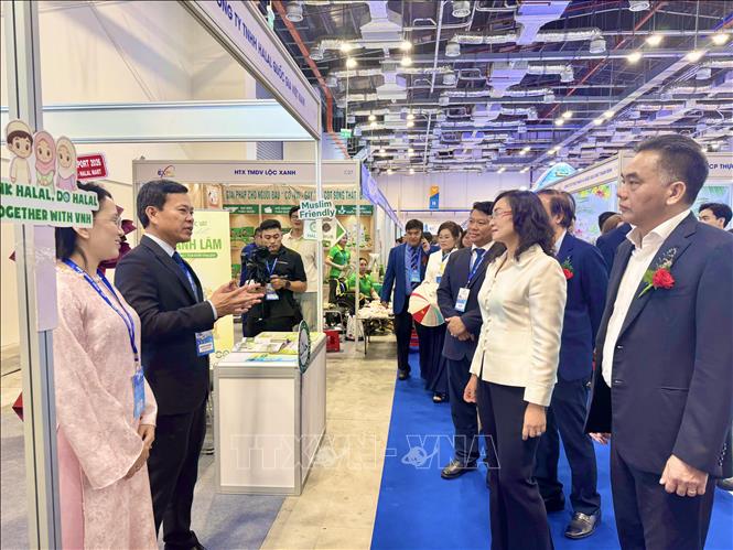 Các đại biểu tham quan gian hàng trưng bày các sản phẩm đạt chứng nhận Halal tại Hội chợ. Ảnh: Hương Giang – TTXVN