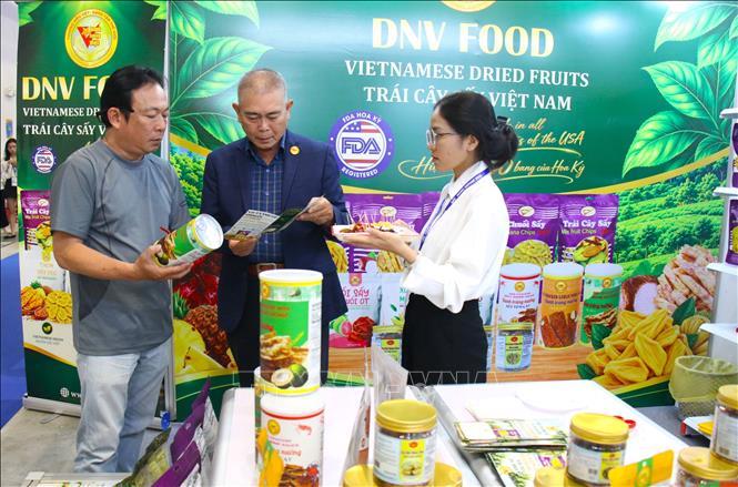 Du khách tham quan các gian hàng tại Hội chợ. Ảnh: Hương Giang – TTXVN