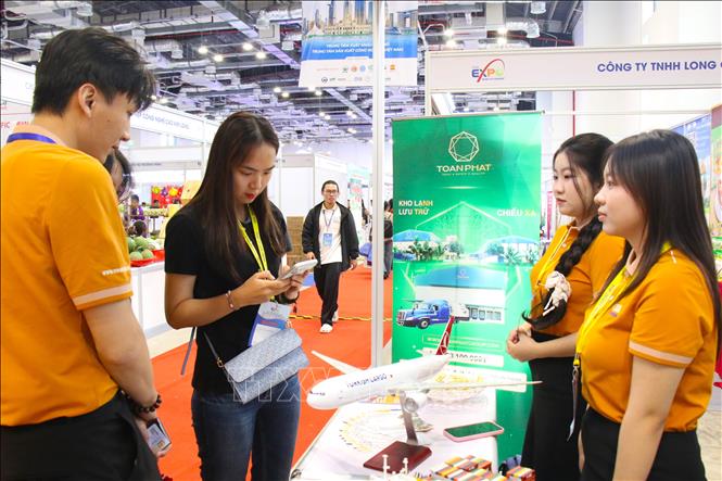 Nhà mua hàng tham quan gian hàng, tìm hiểu sản phẩm tại Hội chợ. Ảnh: Hương Giang – TTXVN