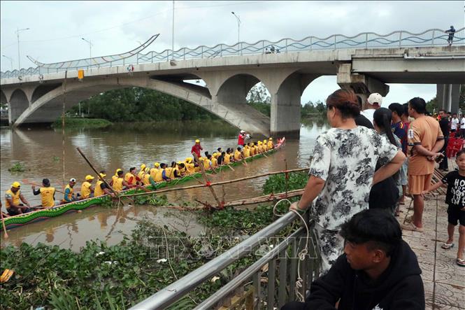 Buổi tập luyện của đội ghe Ngo chùa Peam Buôl Thmây (phường Phú Lợi) thu hút sự quan tâm của đông đảo đồng bào Khmer quanh khu vực. Ảnh: Trung Kiên - TTXVN