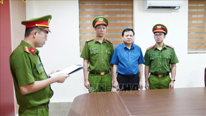 Cơ quan Cảnh sát điều tra thi hành quyết định khởi tố bị can đối với đối tượng Hoàng Văn Lộc, SN 1971, trú tại tổ dân phố 3, phường Hoà Bình, Bí thư Đảng uỷ, Chủ tịch HĐND xã Hợp Kim (Nguyên Phó Giám đốc Sở tài chính tỉnh Hoà Bình cũ). Ảnh: TTXVN phát