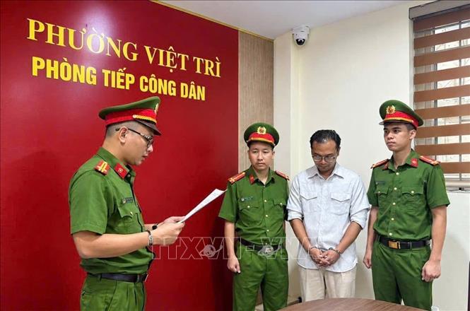 Cơ quan cảnh sát điều tra thi hành Quyết định khởi tố bị can đối với đối tượng Lê Anh Tuấn, SN 1993, trú tại phường Hoa Lư, tỉnh Ninh Bình, Phó Tổng Giám đốc Công ty cổ phần xây dựng Hợp Kim 889 về tội “Vi phạm quy định về nghiên cứu, thăm dò, khai thác tài nguyên”. Ảnh: TTXVN phát