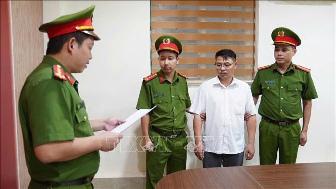 Cơ quan cảnh sát điều tra thi hành Quyết định khởi tố bị can đối với đối tượng Bùi Trọng Nghĩa, SN 1983, trú tại Thôn Vôi, xã An Nghĩa, Phó Trưởng phòng Kinh tế xã Hợp Kim. Ảnh: TTXVN phát