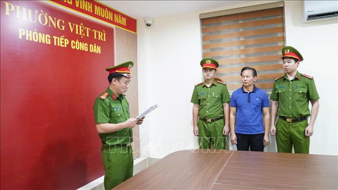 Cơ quan cảnh sát điều tra thi hành Quyết định khởi tố bị can đối với đối tượng Đinh Thanh Tùng - SN1973, thường trú tại thôn Đoàn Kết, xã Kim Bôi - Chủ tịch UBND xã Hợp Kim (Nguyên Phó Chủ tịch UBND huyện Kim Bôi, tỉnh Hoà Bình cũ). Ảnh: TTXVN phát