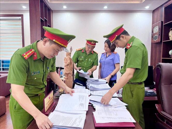 Khám xét nơi làm việc của đối tượng Hoàng Văn Lộc, SN 1971, trú tại tổ dân phố 3, phường Hoà Bình - Bí thư Đảng uỷ, Chủ tịch HĐND xã Hợp Kim (Nguyên Phó Giám đốc Sở tài chính tỉnh Hoà Bình). Ảnh: TTXVN phát
