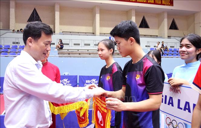 Tặng cờ lưu niệm cho các câu lạc bộ tham gia giải. Ảnh: Hoài Thu – TTXVN