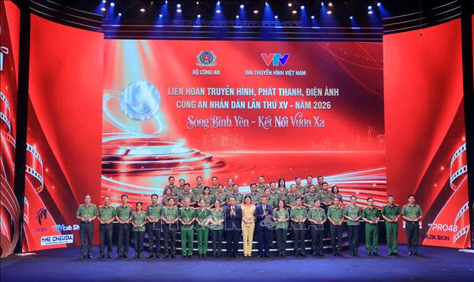 Ban Tổ chức tặng Kỷ niệm chương cho các đoàn tham dự Liên hoan Truyền hình, Phát thanh, Điện ảnh Công an nhân dân lần thứ 15 năm 2026. Ảnh: Phạm Kiên - TTXVN