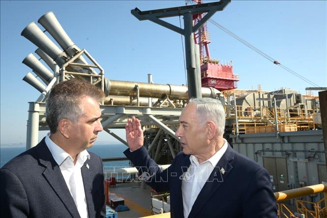 Thủ tướng Israel Benjamin Netanyahu và Bộ trưởng Năng lượng và Cơ sở hạ tầng Eli Cohen thăm giàn khai thác khí đốt Leviathan ngoài khơi Israel. Ảnh: TTXVN phát