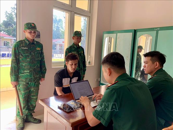 Cán bộ Đồn Biên phòng Cửa khẩu Mỹ Quý Tây làm việc với đối tượng Trần Đoàn Đỉnh Cung. Ảnh: TTXVN phát