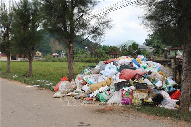 Đống rác thải lớn chất đống ven quốc lộ, nơi có đông người và phương tiện qua lại, gây mất mỹ quan, ô nhiễm môi trường và bức xúc trong nhân dân. Ảnh: Khiếu Tư - TTXVN