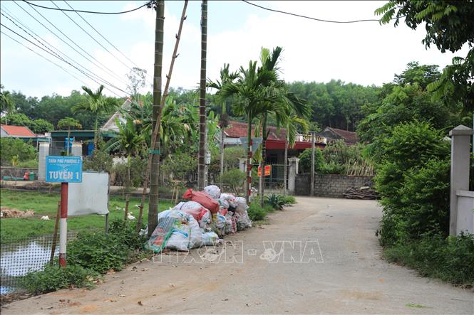 Rác thải tồn đọng nhiều ngày chưa được vận chuyển vẫn gây mùi hôi khó chịu, ô nhiễm môi trường. Ảnh: Khiếu Tư - TTXVN