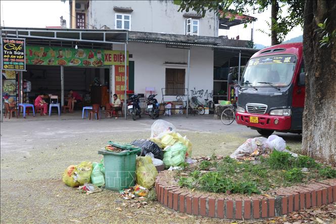 Rác thải chất thành đống ngay trước cửa hàng kinh doanh dịch vụ ăn uống, gây mất vệ sinh môi trường. Ảnh: Khiếu Tư - TTXVN