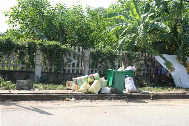 Người dân mong muốn chính quyền địa phương sớm có giải pháp căn cơ, ổn định lâu dài trong công tác thu gom, vận chuyển và xử lý rác. Ảnh: Khiếu Tư - TTXVN