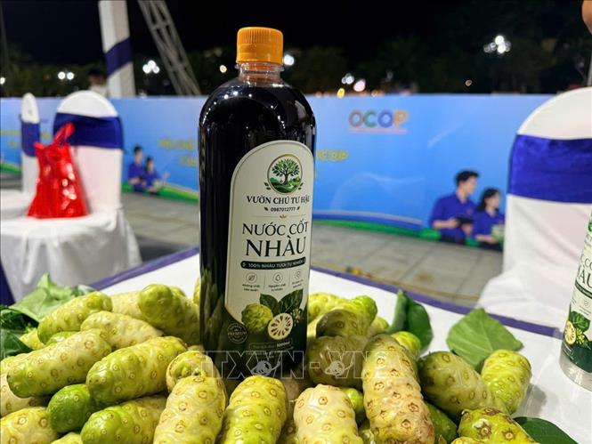 Sản phẩm nước cốt nhàu của anh Hà Huy Hậu (xã Trường Giang). Ảnh: Đinh Hương - TTXVN