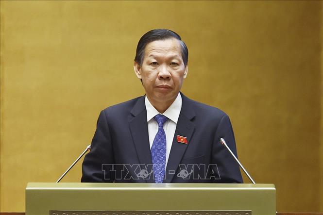 Chủ nhiệm Ủy ban Kinh tế và Tài chính của Quốc hội Phan Văn Mãi trình bày báo cáo thẩm tra về 04 dự án: Luật Ngân sách nhà nước (hợp nhất); Luật Đấu thầu (sửa đổi); Luật sửa đổi, bổ sung một số điều của Luật Đầu tư; Luật sửa đổi, bổ sung một số điều của Luật Thuế thu nhập doanh nghiệp, Luật Thuế sử dụng đất phi nông nghiệp, Luật Thuế thu nhập cá nhân. Ảnh: Doãn Tấn – TTXVN