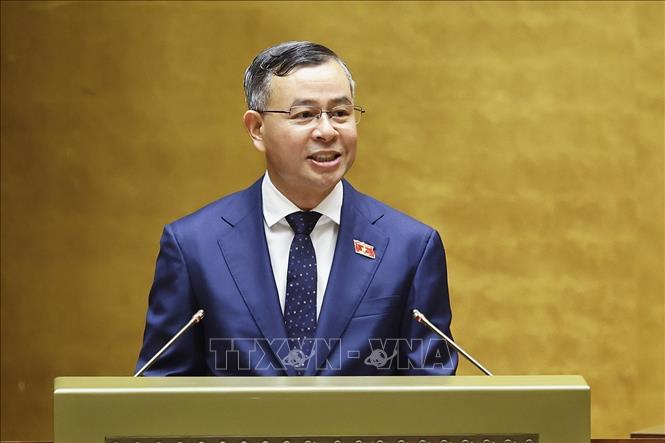 Bộ trưởng Bộ Tài chính Ngô Văn Tuấn, thừa ủy quyền của Thủ tướng Chính phủ trình bày tờ trình về 05 dự án: Luật Ngân sách nhà nước (hợp nhất); Luật Đấu thầu (sửa đổi); Luật sửa đổi, bổ sung một số điều của Luật Đầu tư; Luật sửa đổi, bổ sung một số điều của Luật Thuế thu nhập doanh nghiệp, Luật Thuế sử dụng đất phi nông nghiệp, Luật Thuế thu nhập cá nhân; Luật Trưng mua, trưng dụng tài sản (sửa đổi). Ảnh: Doãn Tấn - TTXVN