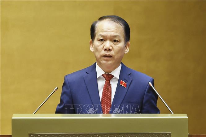 Bộ trưởng Bộ Tư pháp Hoàng Thanh Tùng, thừa ủy quyền của Thủ tướng Chính phủ trình bày Tờ trình dự án Luật Văn bản quy phạm pháp luật và Báo cáo về tình hình triển khai thực hiện Nghị quyết số 206/2025/QH15 về cơ chế đặc biệt xử lý khó khăn, vướng mắc do quy định của pháp luật. Ảnh: Doãn Tấn - TTXVN 