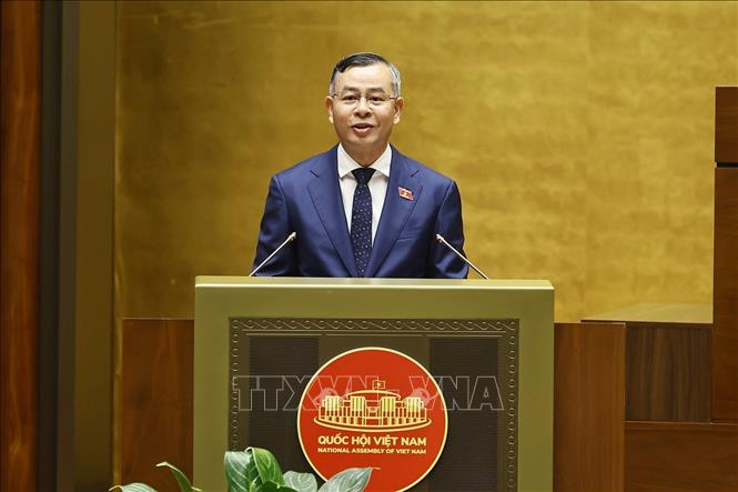 Bộ trưởng Bộ Tài chính Ngô Văn Tuấn, thừa ủy quyền của Thủ tướng Chính phủ trình bày tờ trình về 05 dự án: Luật Ngân sách nhà nước (hợp nhất); Luật Đấu thầu (sửa đổi); Luật sửa đổi, bổ sung một số điều của Luật Đầu tư; Luật sửa đổi, bổ sung một số điều của Luật Thuế thu nhập doanh nghiệp, Luật Thuế sử dụng đất phi nông nghiệp, Luật Thuế thu nhập cá nhân; Luật Trưng mua, trưng dụng tài sản (sửa đổi). Ảnh: Doãn Tấn - TTXVN