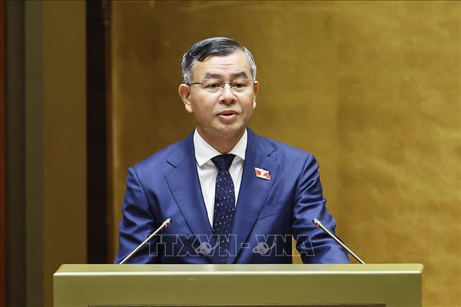 Bộ trưởng Bộ Tài chính Ngô Văn Tuấn, thừa ủy quyền của Thủ tướng Chính phủ trình bày tờ trình về 05 dự án: Luật Ngân sách nhà nước (hợp nhất); Luật Đấu thầu (sửa đổi); Luật sửa đổi, bổ sung một số điều của Luật Đầu tư; Luật sửa đổi, bổ sung một số điều của Luật Thuế thu nhập doanh nghiệp, Luật Thuế sử dụng đất phi nông nghiệp, Luật Thuế thu nhập cá nhân; Luật Trưng mua, trưng dụng tài sản (sửa đổi). Ảnh: Doãn Tấn - TTXVN