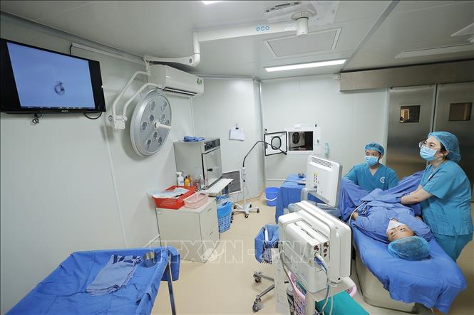 Trong quy trình IVF, tinh trùng và trứng sẽ được thụ tinh trong phòng Labo để tạo thành phôi. Sau khi nuôi cấy phôi khoảng 2 đến 5 ngày, phôi sẽ được chuyển trở lại buồng tử cung của người vợ để phát triển thành thai nhi. Ảnh: Minh Quyết – TTXVN
