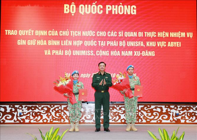 Thượng tướng Nguyễn Trường Thắng, Ủy viên Trung ương Đảng, Thứ trưởng Bộ Quốc phòng trao Quyết định cho 2 sĩ quan tham gia nhiệm vụ GGHB LHQ tại Phái bộ UNISFA, khu vực Abyei và Cộng hòa Nam Sudan. Ảnh: Trọng Đức - TTXVN